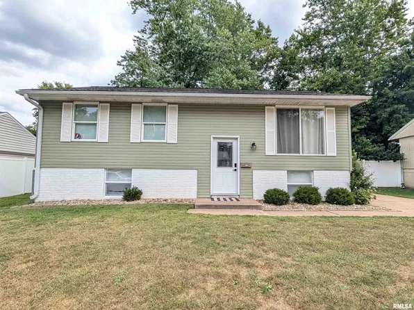 2208 Valentine Ave, Pekin, IL 61554