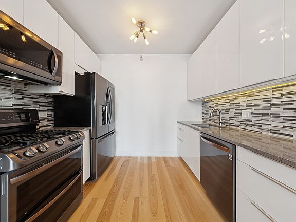 2nd image of 600 N Dearborn St APT 707