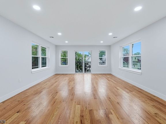 5th image of 219 S Burnett St