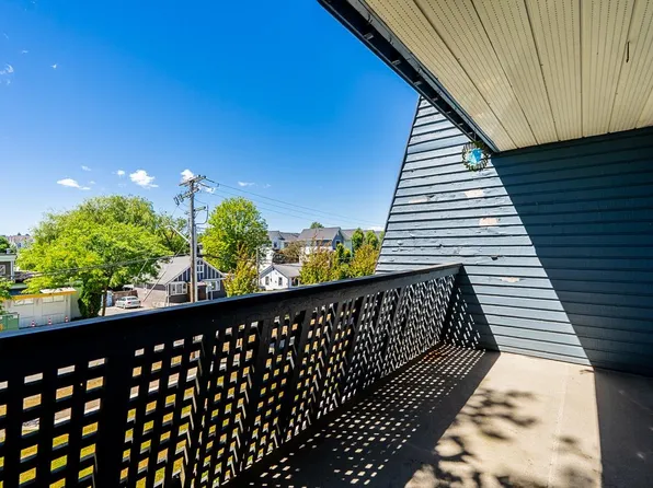 17661 58a Ave #207, Surrey, BC V3S 1N4