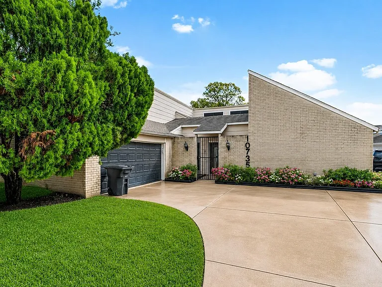 10735 Kitty Brook Dr — Photo 2