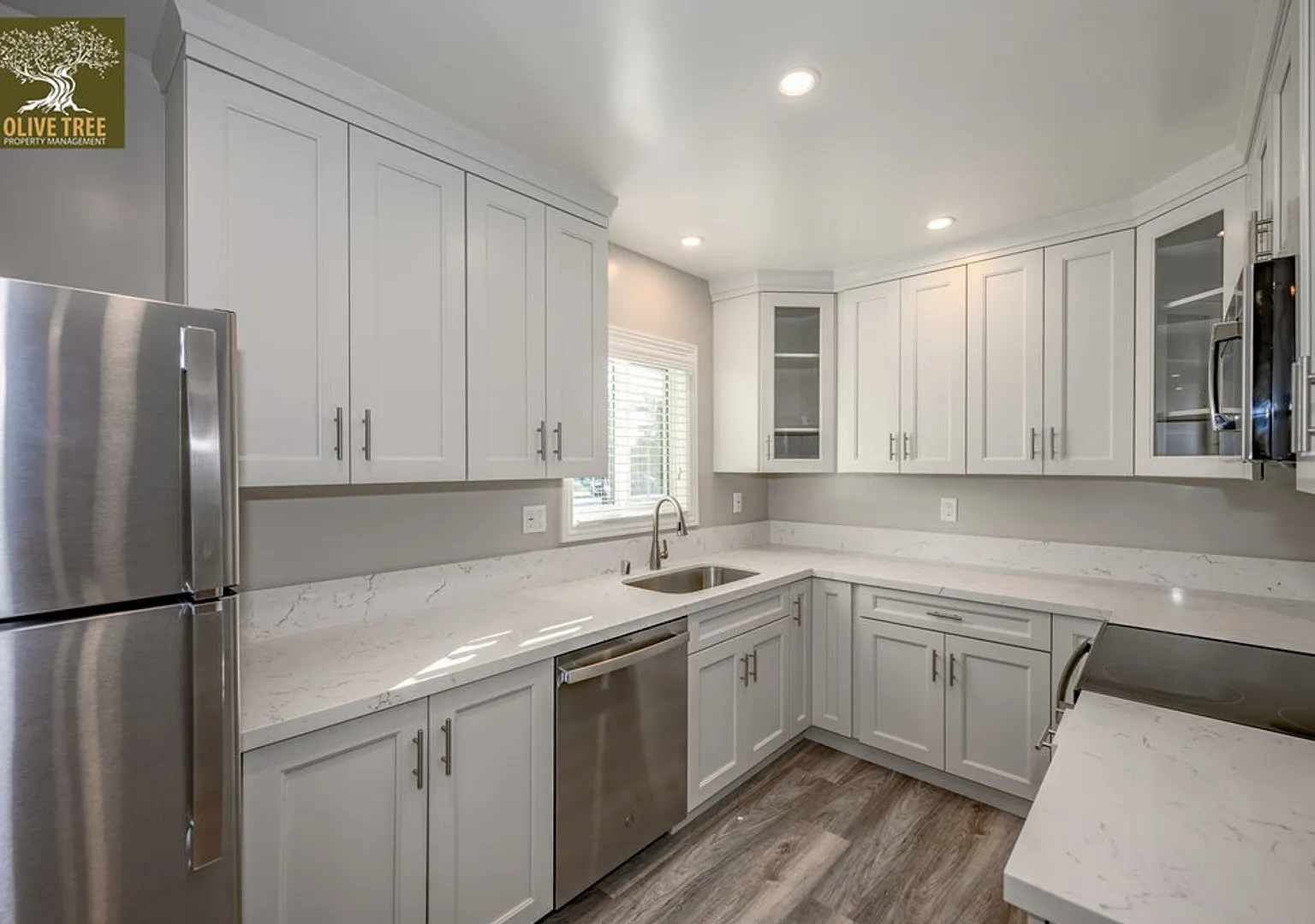 Stylish Ground-Level 2bed/1bath Apartment in Monrovia — Photo 1