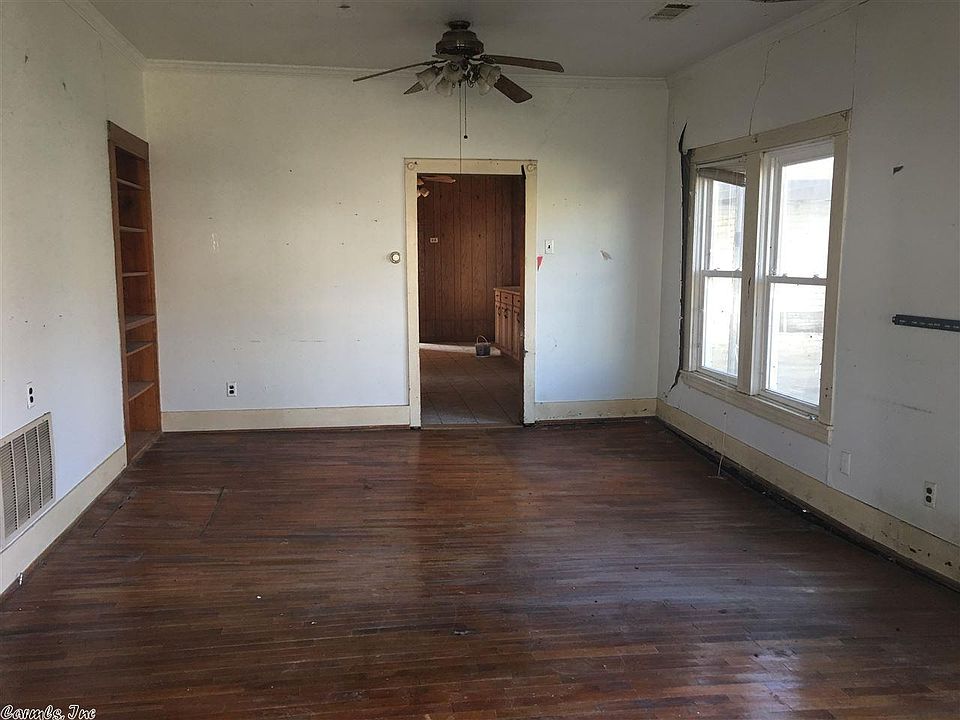 2nd image of 211 N Griffin St