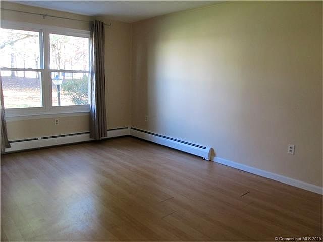 2nd image of 305 Blackstone Vlg