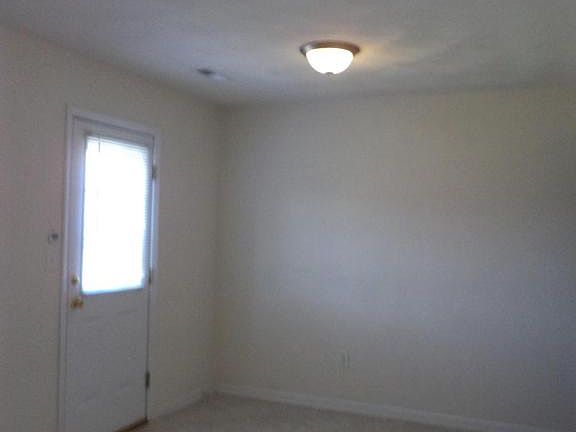 4th image of 105 Charleston Ln