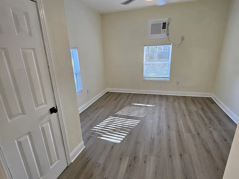 1025 Avenue E — Photo 18