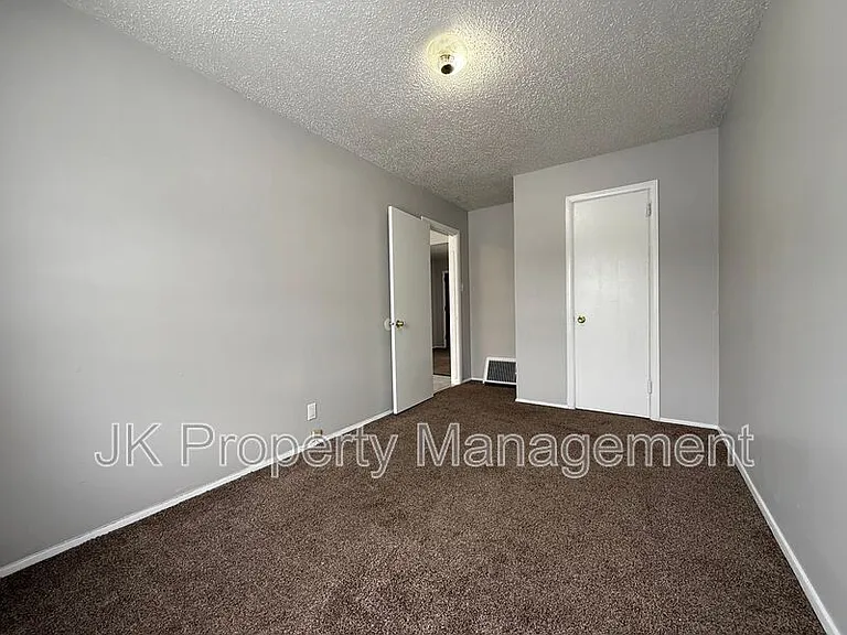 417 14th St N — Photo 10