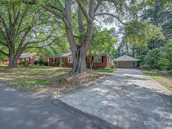 4th image of 506 Hawthorne Ln