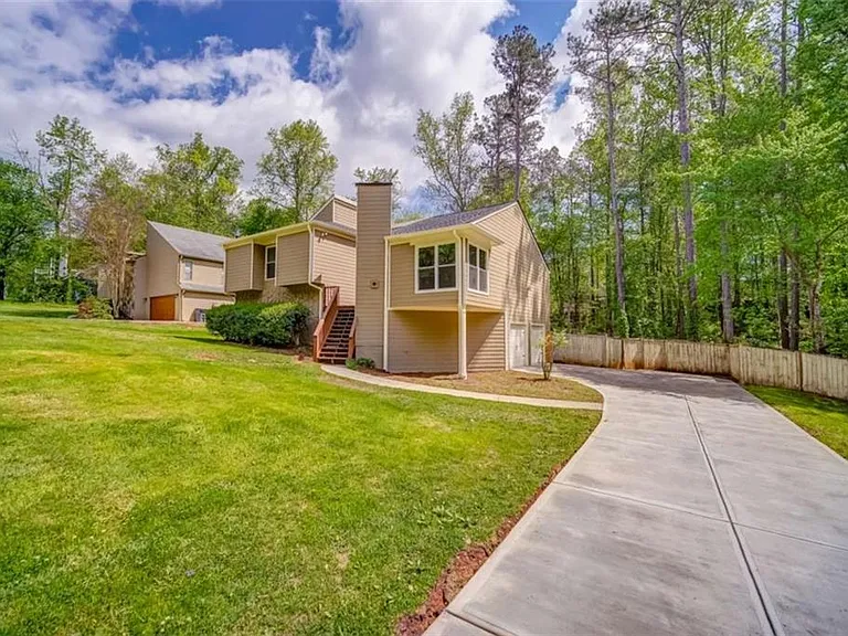 2218 Woodfern Dr — Photo 3
