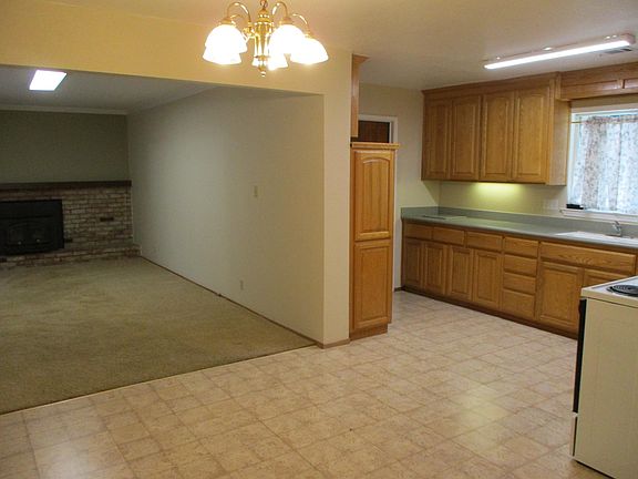 3rd image of 596 Cottonwood St