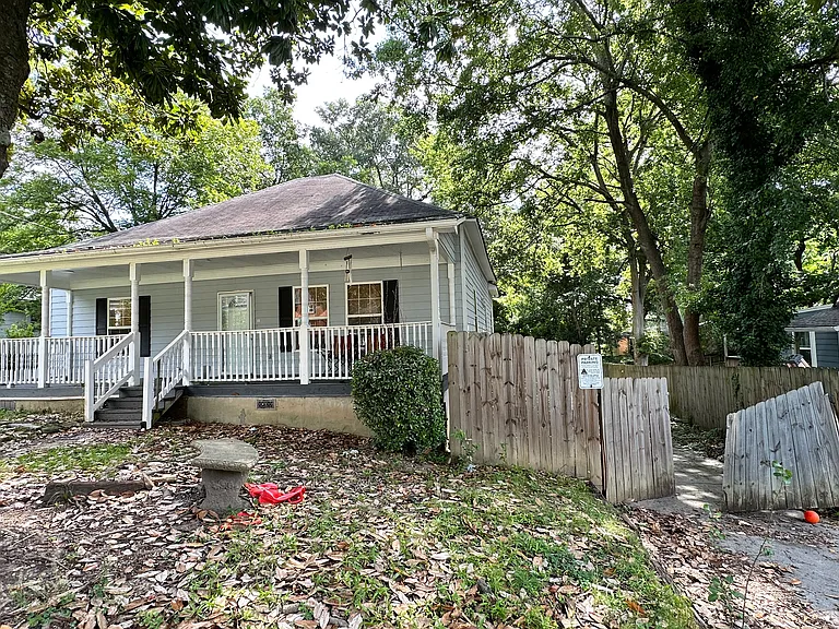 220 Wellington St SW — Photo 1