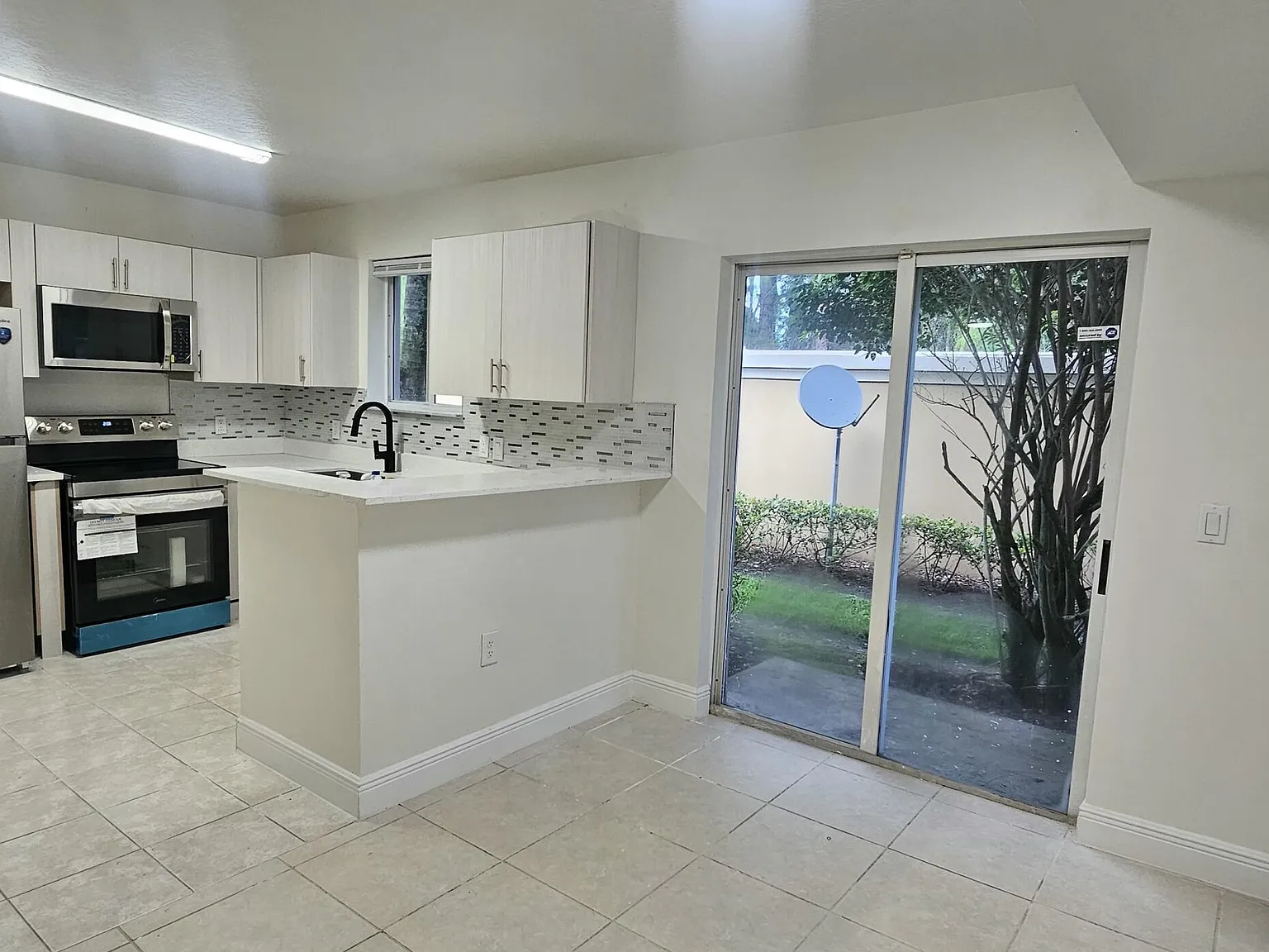 3 bed, 2.0 bath, 1092 sqft, $2,300 — Photo 3