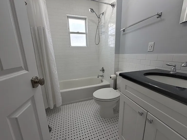 124 Burnside Ave #2 — Photo 3