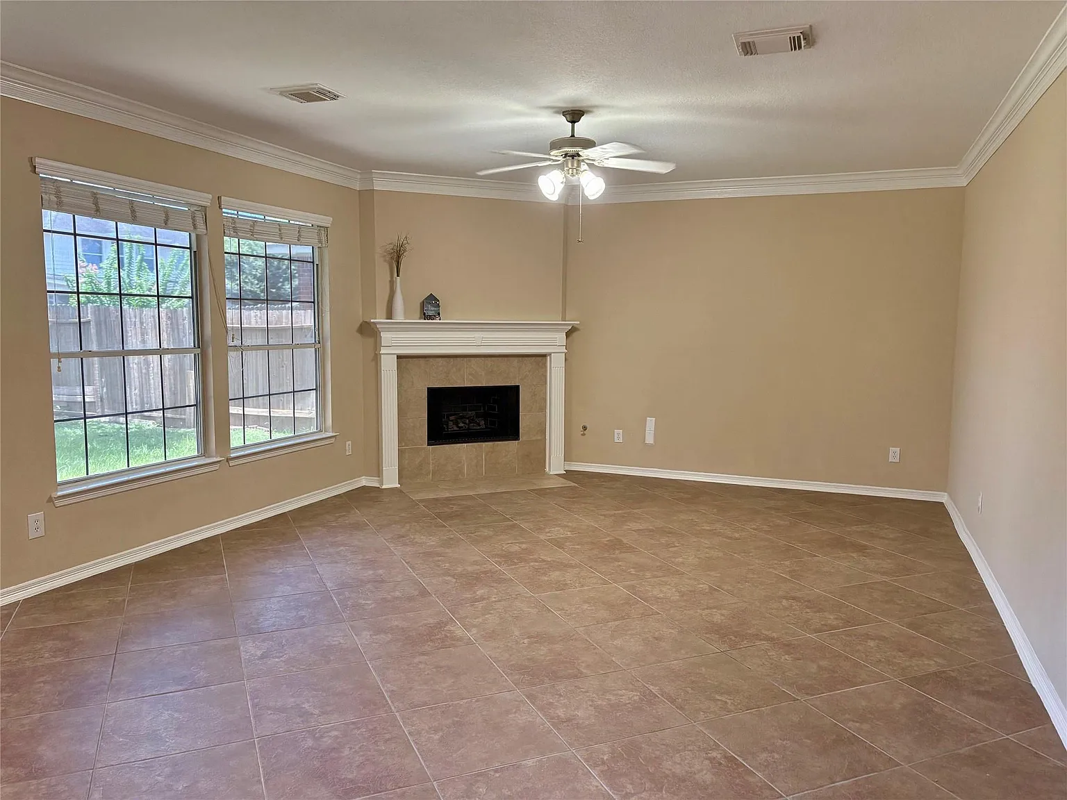 3 bed, 2.5 bath, 2314 sqft, $2,250 — Photo 4
