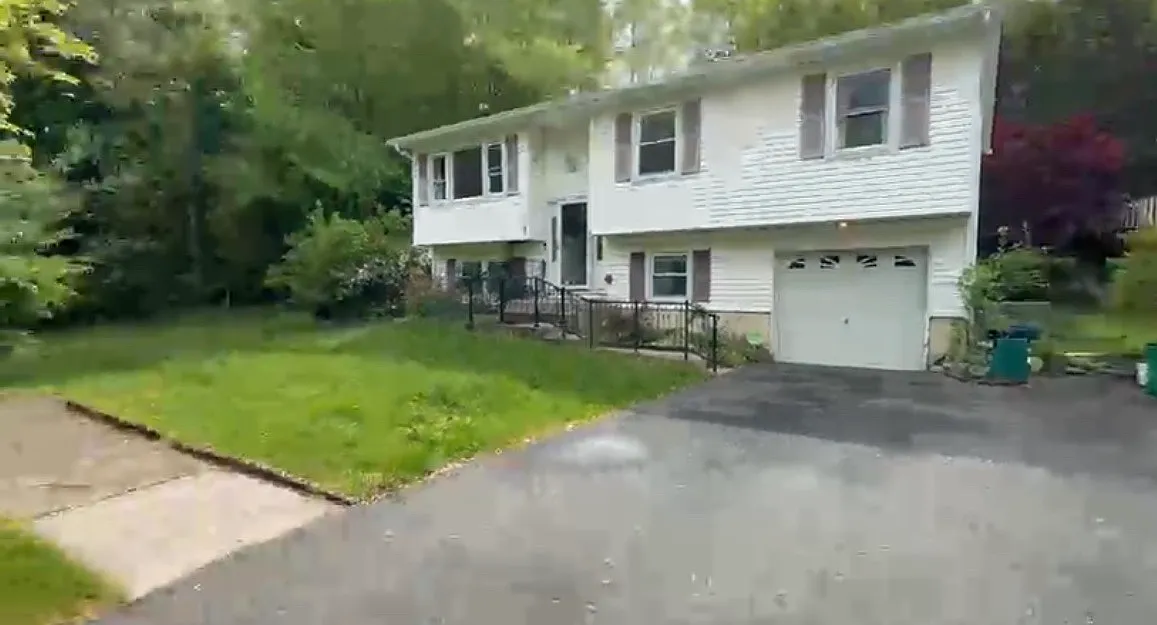3 bed, 2200 sqft, $3,300 — Photo 2