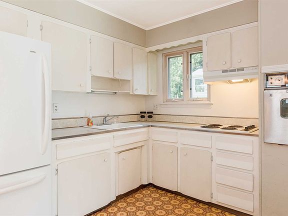 5th image of 49 Westwood Ave
