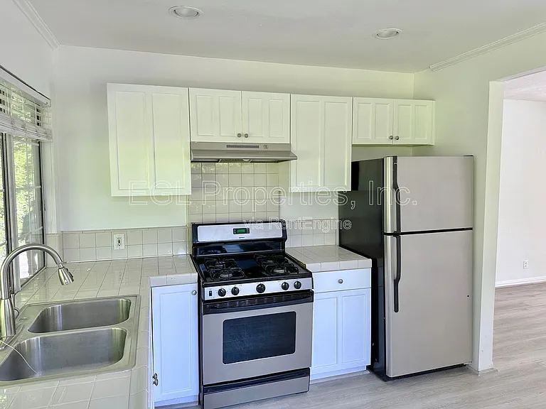 358 N San Vicente Blvd — Photo 9