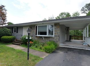 8 Oak Dr, Mountain Top, PA 18707