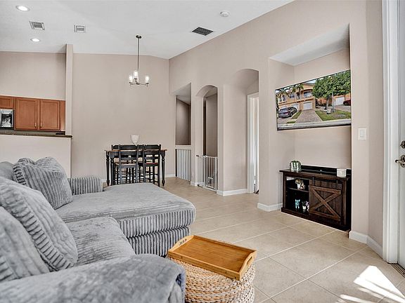 2nd image of 1825 Sonrisa Drive