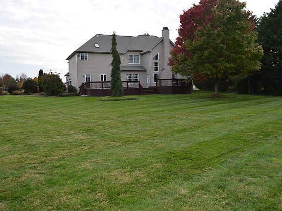 3rd image of 328 W Dickerson Ln