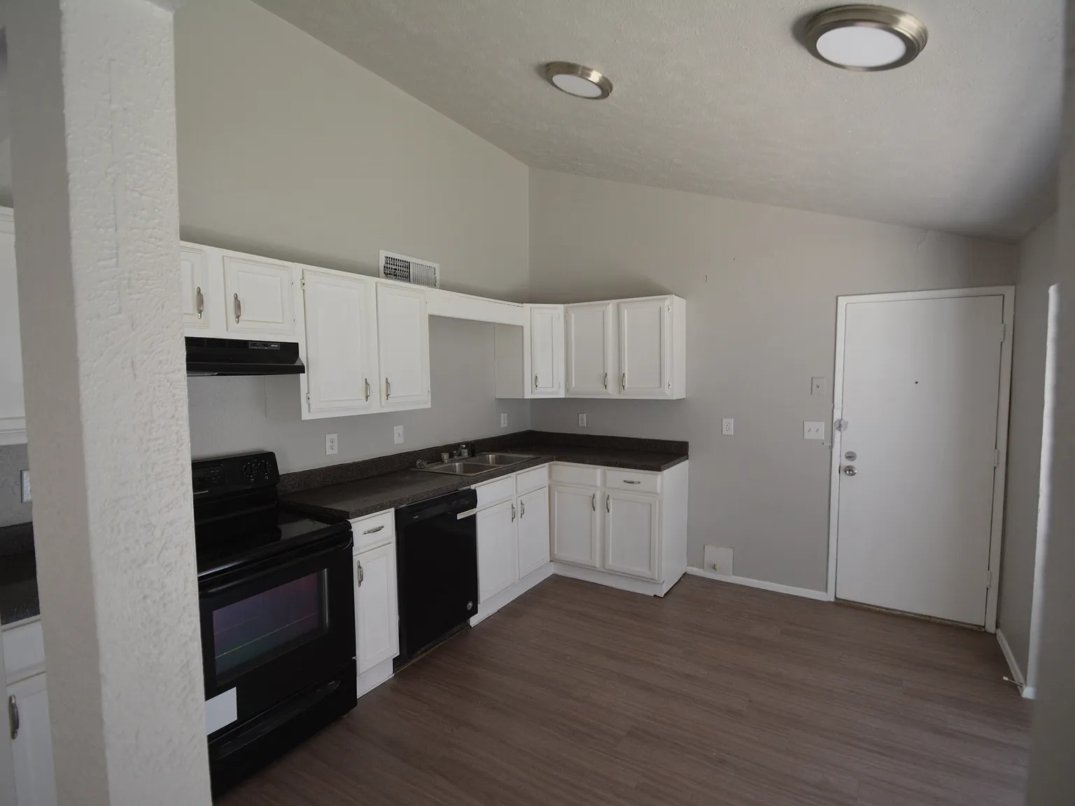 3 bed, 1060 sqft, $1,395 — Photo 2