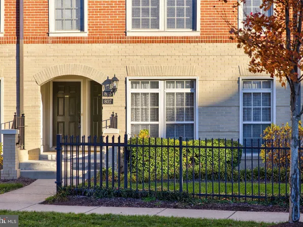 8015 Crescent Park Dr, Gainesville, VA 20155