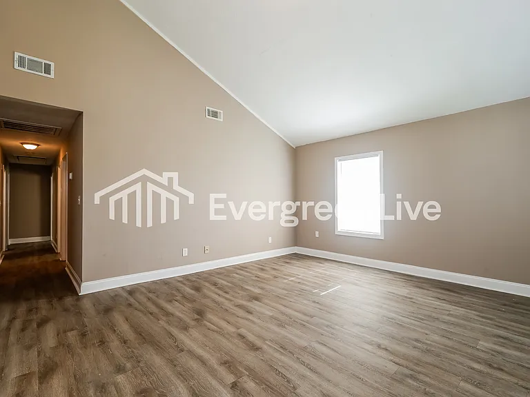 121 Davis Ave — Photo 2