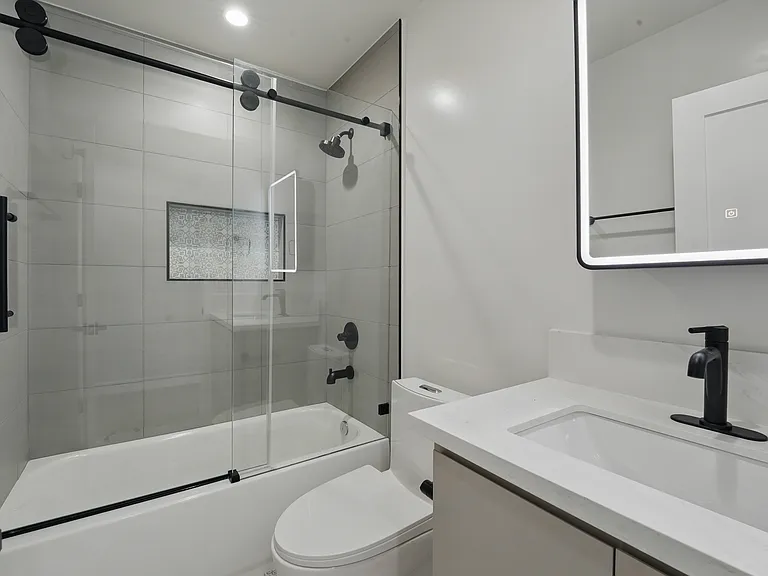 8236 1/2 Blackburn Ave — Photo 34