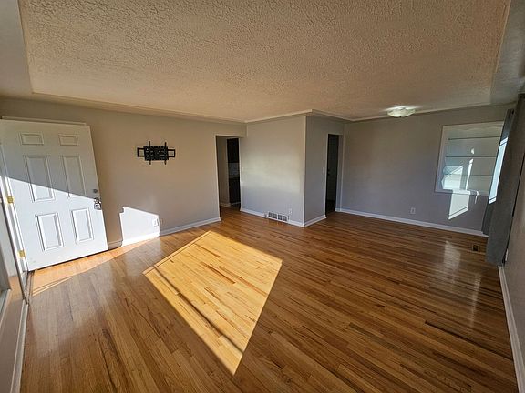 4th image of 2625 E Heroy Ave