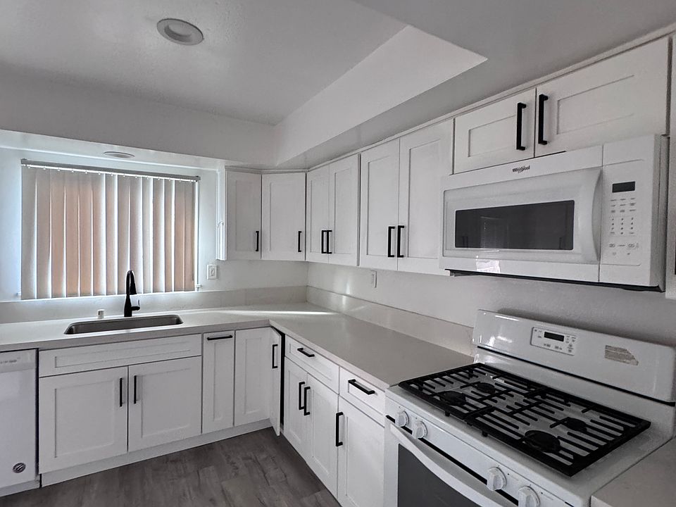 1st image of 5527 Radford Ave #4