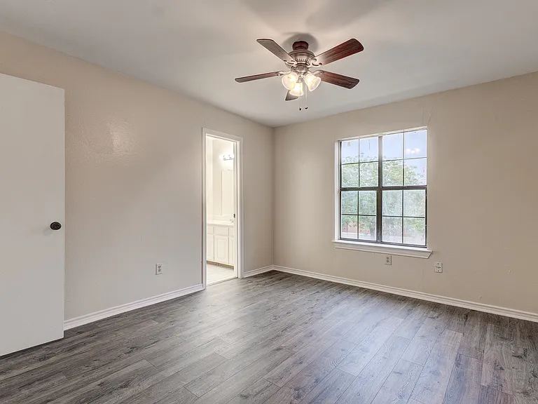 203 W Trinity St #C — Photo 11