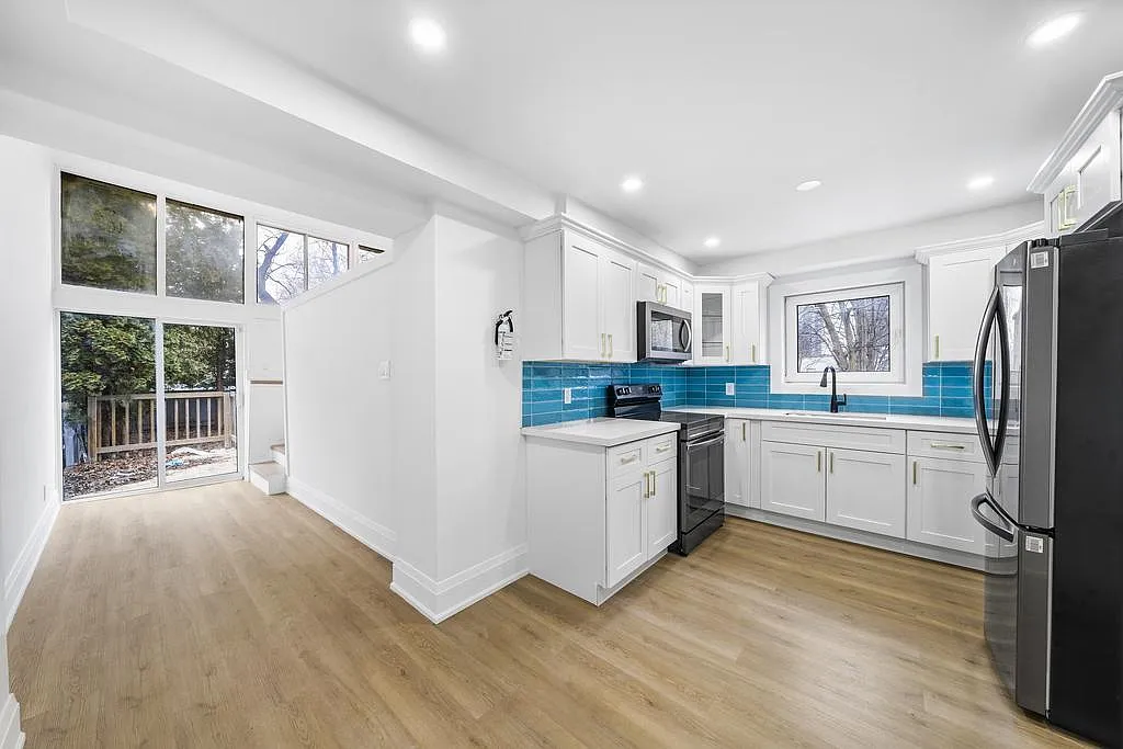 2294 Lake Shore Boulevard West — Photo 1