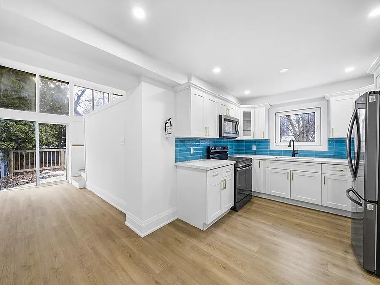 2294 Lake Shore Blvd W — Photo 1