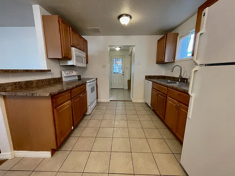 385 Yates St — Photo 7