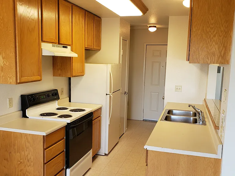 Sunset Vista Apartments — Photo 15