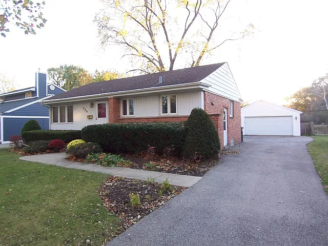 884 Meadow Rd photo 1