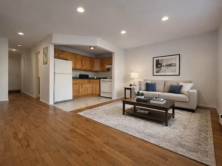 249 Montrose Ave #3R — Photo 3