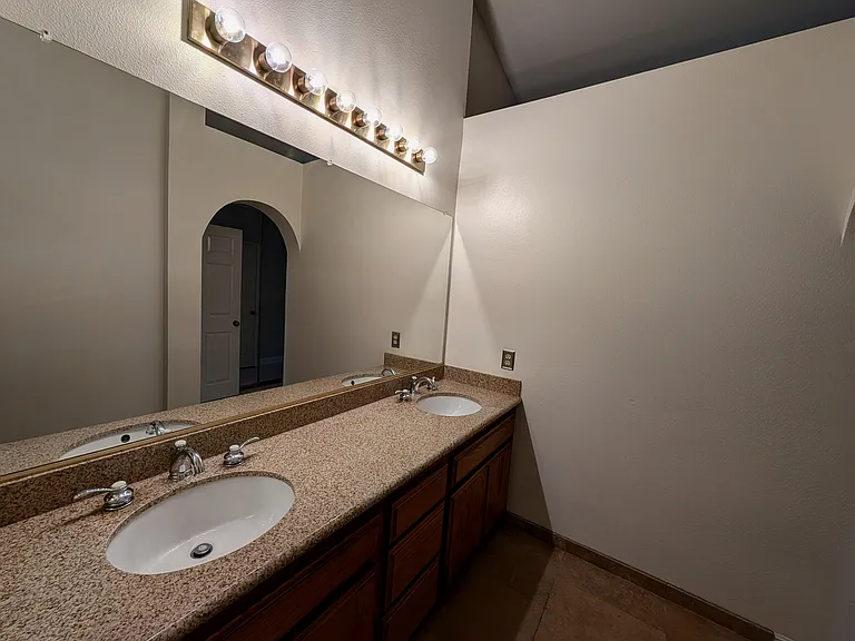 11518 Rochester Ct — Photo 13