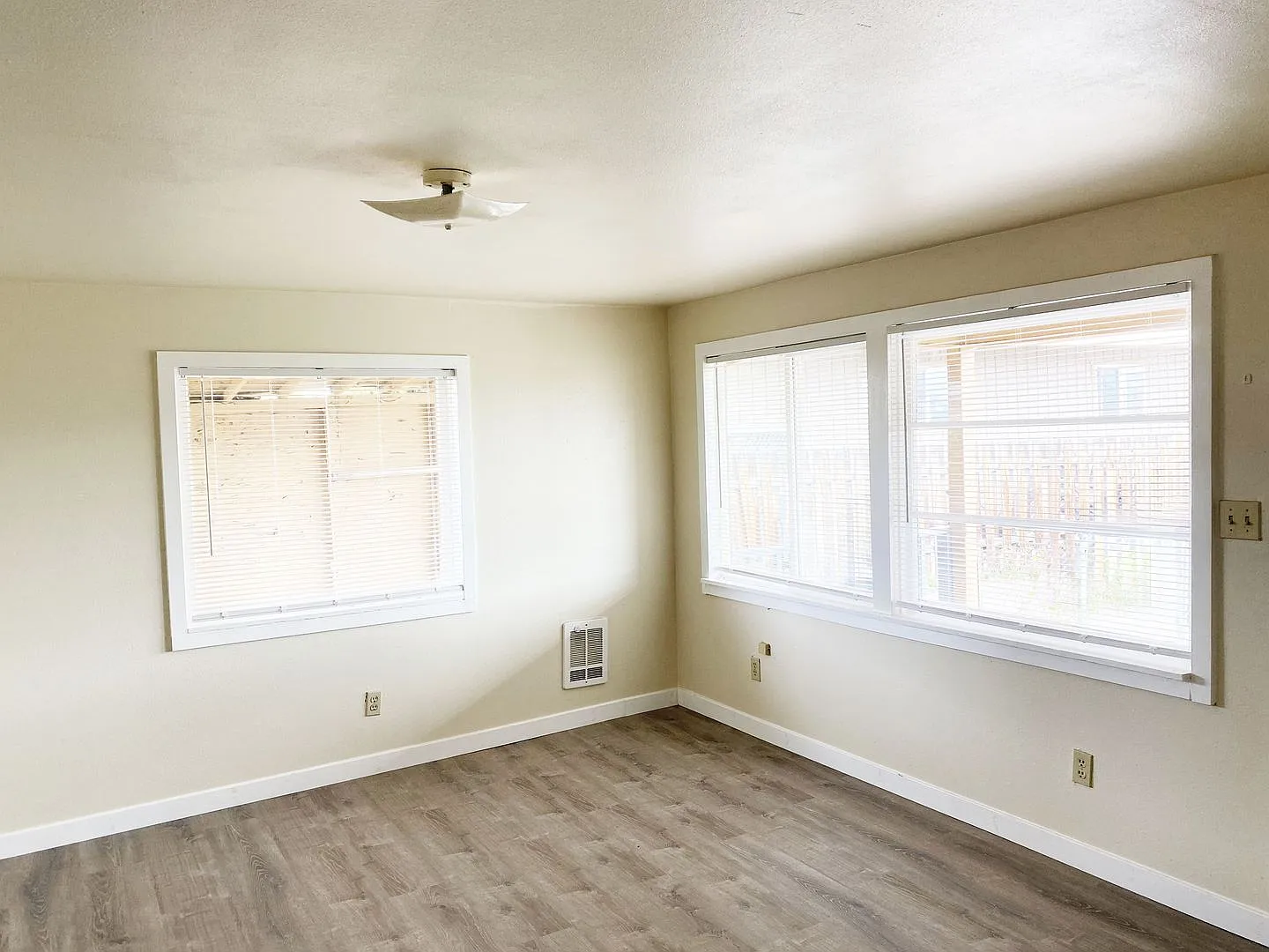 Charming 3-Bedroom House for Rent close to Sunnyslope! Water and Sewer Included! — Photo 2