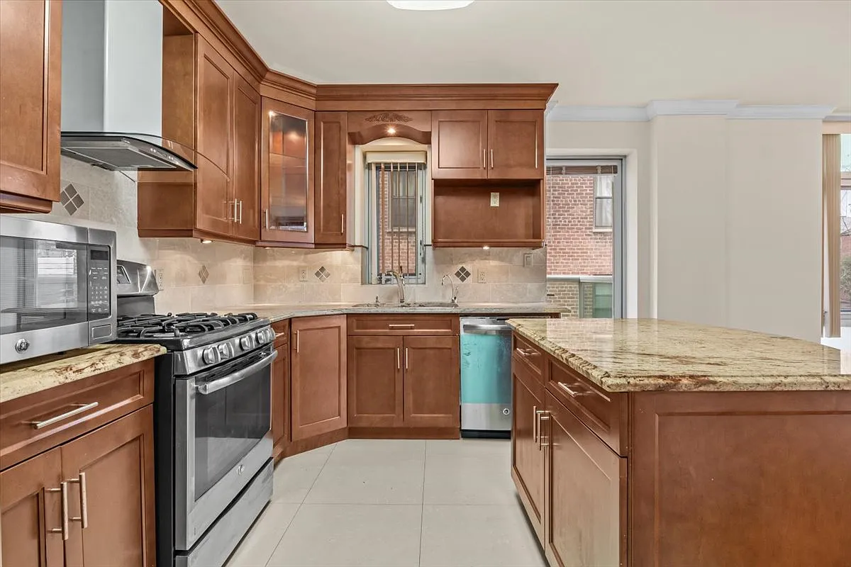 3511 Cambridge Avenue — Photo 2