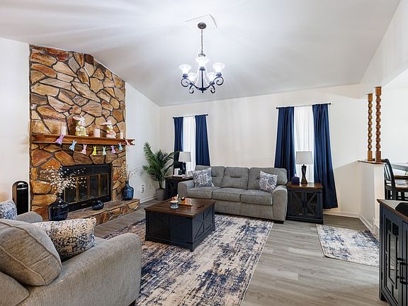 3rd image of 2302 Camden Cir