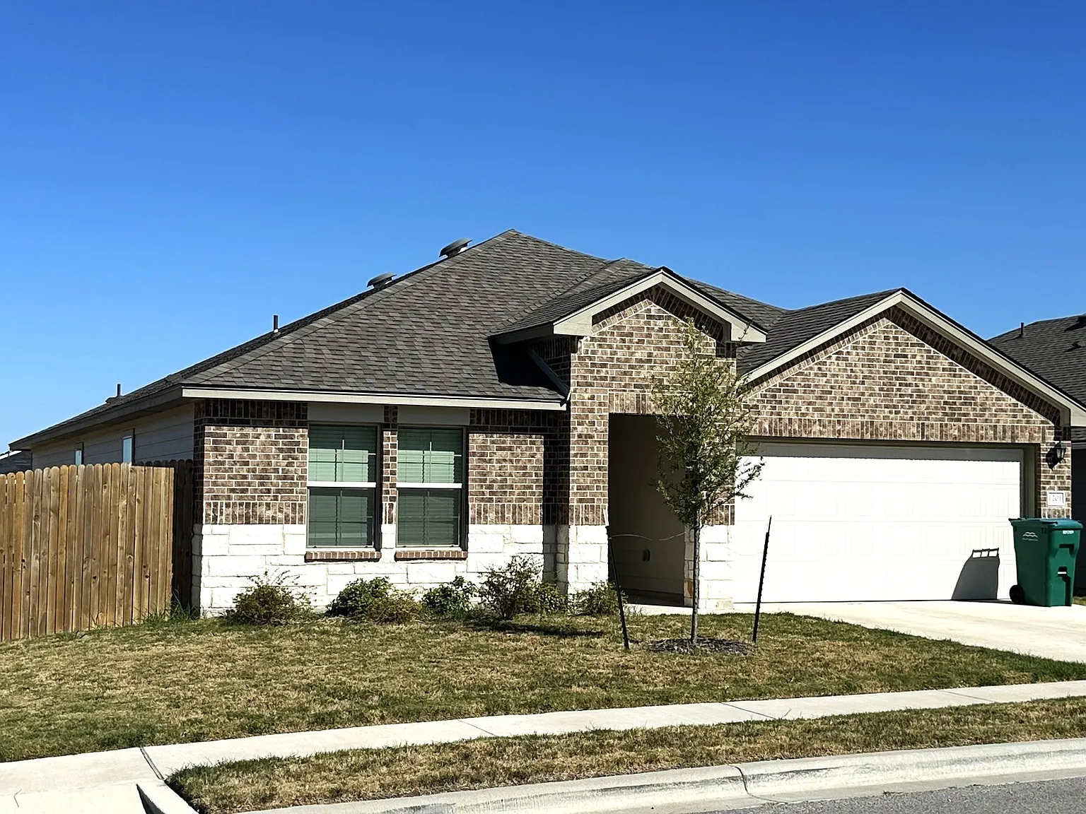 4 bed, 2070 sqft, $2,195 — Photo 2