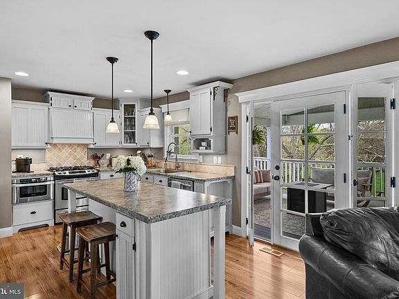 3rd image of 2532 Knob Hill Rd