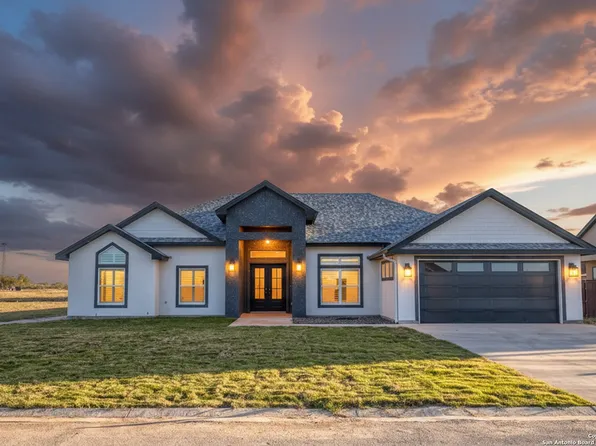 14 Hope Place, Uvalde, TX 78801