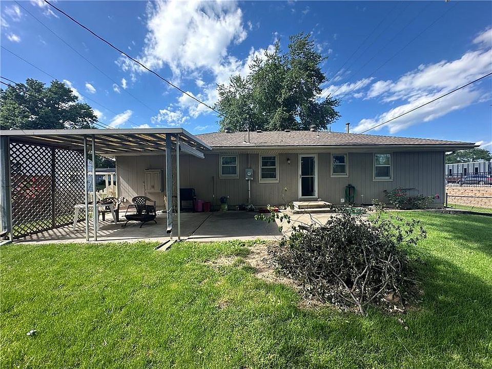2nd image of 100 Woodland Rd