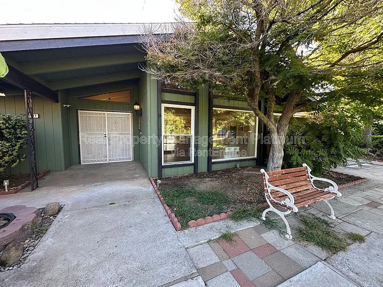 9077 N Fowler Ave — Photo 17