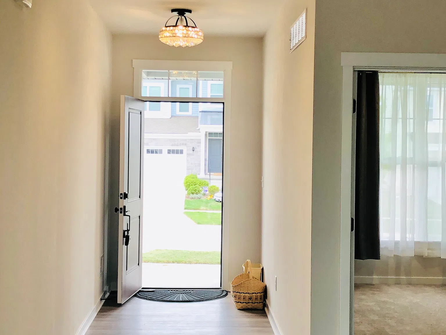 5 bed, 2760 sqft, $3,750 — Photo 2