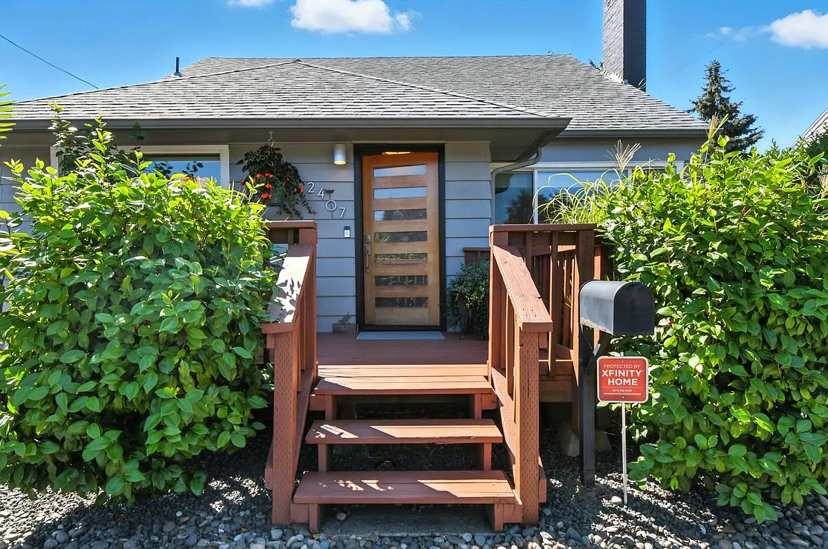 3 bed, 3.0 bath, 2500 sqft, $3,500 — Photo 2