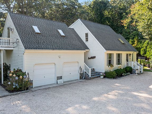 3rd image of 2421 Noyac Rd