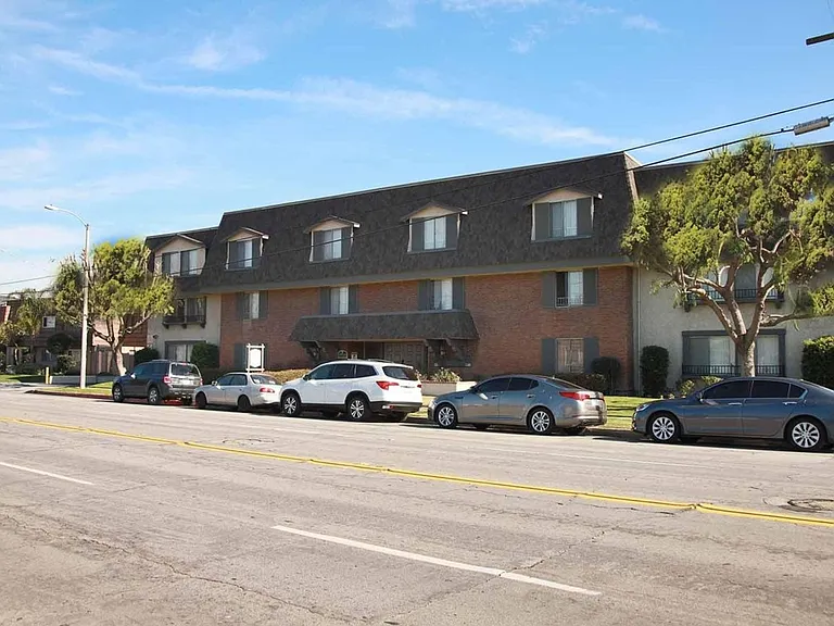 Crown Apartments — Photo 9